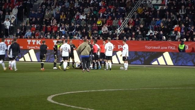 СТЫЧКИ ИГРОКОВ АМКАЛА НА ФУТБОЛЬНОМ ПОЛЕ смотреть онлайн