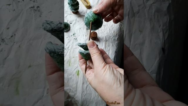 Маленькая ёлочка из папье-маше, рабочие моменты #art #artprocess #papiermache смотреть онлайн