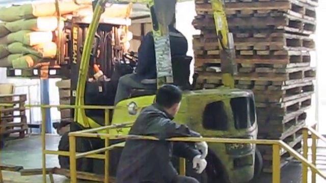 Работа погрузчика на эстакаде ПО 