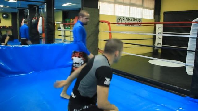 Triángulo volador / Flying triangle | TutoFighting смотреть онлайн