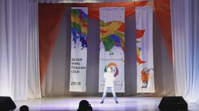 Стариков Андрей с артистичным исполнением песни "Красный конь" смотреть онлайн