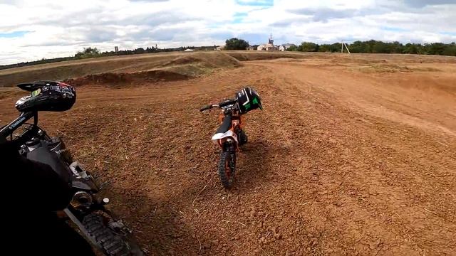 Школяру Всего 9 ЛЕТ а Он Уже Пробует Трюки на МОТОЦИКЛЕ и... смотреть онлайн