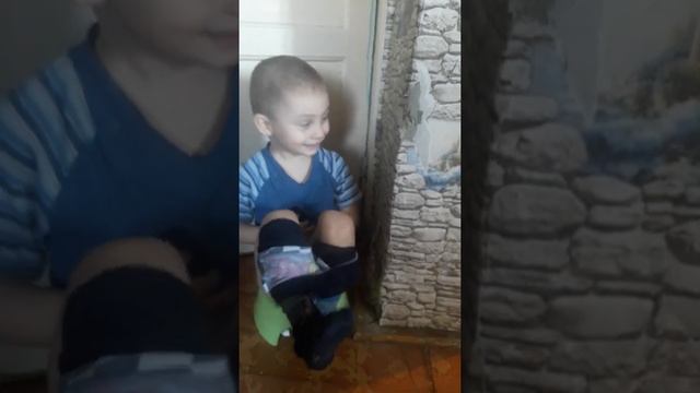 Хулиган рвет обои и прячет под горшок смотреть онлайн