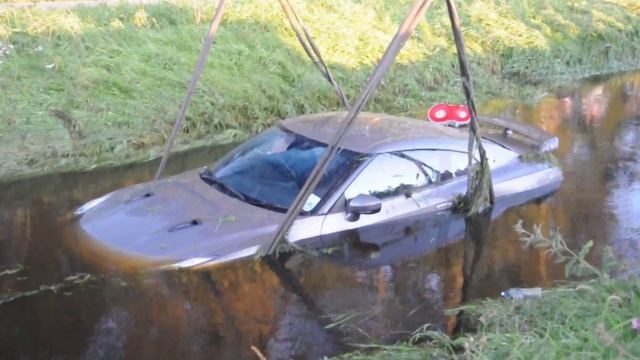 Nissan R35 GTR crashed into the water! смотреть онлайн