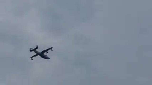 Редкий СССР самолет-амфибия БЕ-12 "Чайка" летает над керченским проливом. 23 сентября 2018 года. смотреть онлайн