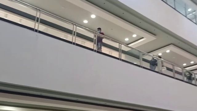 What does it look like inside the mall? смотреть онлайн