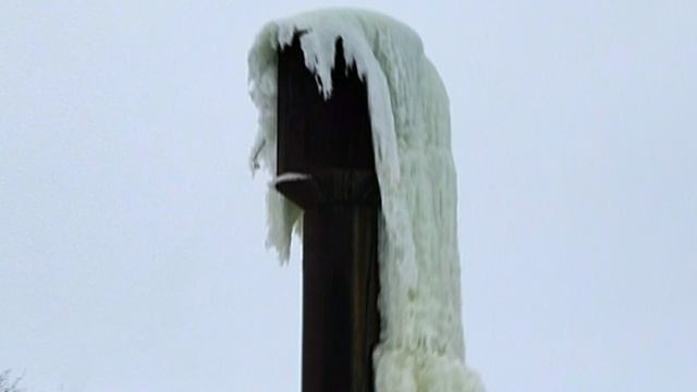 Замёрзший водопад #shorts смотреть онлайн