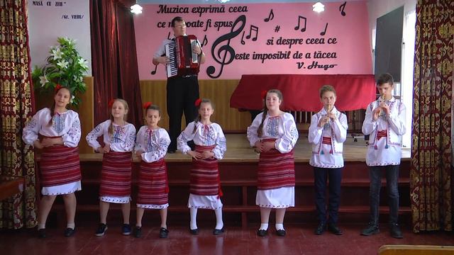 Народный ВИА «Бусуйок». Молдавская народная песня «Frumușică și drăguță» смотреть онлайн