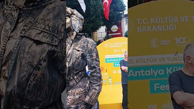 Это было 100 летие Турецкой республики,в октябре?Помимо этого,были концерты везде,умеют праздновать смотреть онлайн