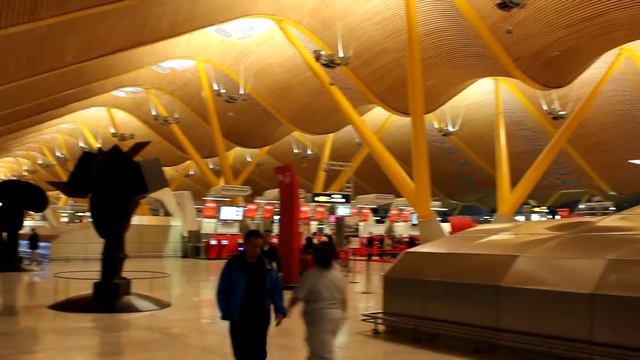Madrid Barajas Airport - View of Terminal 4 смотреть онлайн