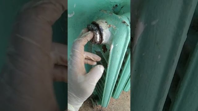 Как открутить гайку с чугунной батареи