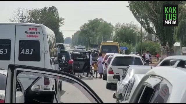 На Иссык-Куле устроили дискотеку прямо на трассе во время затора смотреть онлайн