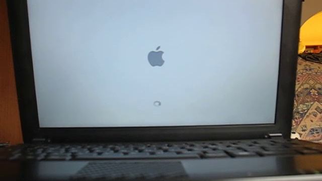 Snow Leopard 10.6.2 booting on MSI Wind U100+ смотреть онлайн