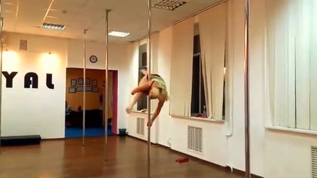 Красивое видео со шпагатиками от Кати Захаровой! Г.Кировоград, royal pole dance смотреть онлайн
