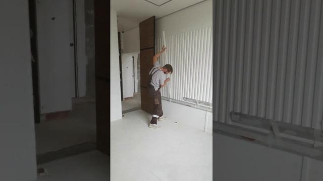 декор стены рейками в грунт пленке под покраску. след этап- одновременно покрасить и стену и рейки смотреть онлайн