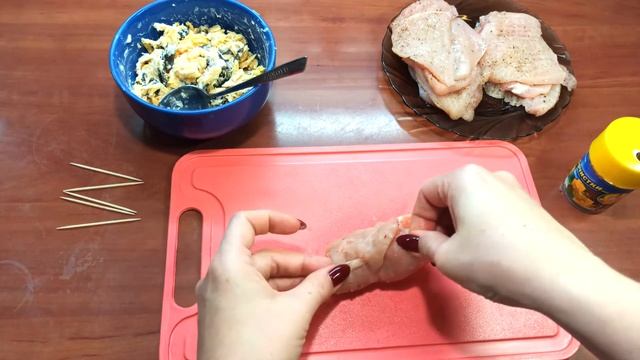 НЕОБЫЧНЫЕ КУРИНЫЕ РУЛЕТЫ С СЫРОМ И ЧЕРНОСЛИВОМ В ДУХОВКЕ / БЫСТРЫЙ РЕЦЕПТ ВКУСНЫХ МЯСНЫХ ПАЛЬЧИКОВ смотреть онлайн