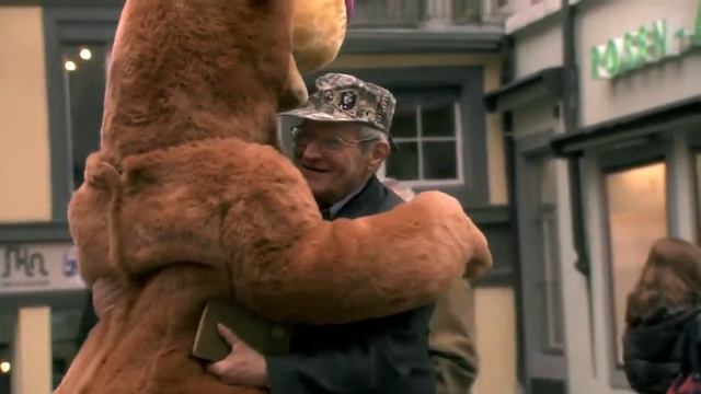 Люди! Чаще обнимайтесь! Не ждите подходящего момента и дня обниманий смотреть онлайн