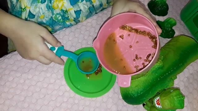 Каролина готовит ЕДУ для своих ИГРУШЕК. Karolina cooking the meal for her toys смотреть онлайн