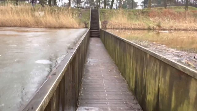 Пройти по воде, как Иисус Христос! Оборонительный ров Fort de Roover, de Mozesbrug, de Pompejus. смотреть онлайн