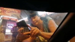 Зрелая, толстая, пьяная русская баба поцарапала своими ногтями лицо симпатичному молодому человеку.