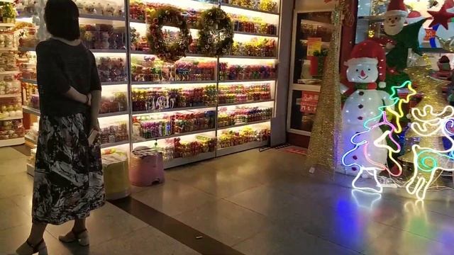 Привезли контейнер новогодних товаров из Китая. смотреть онлайн
