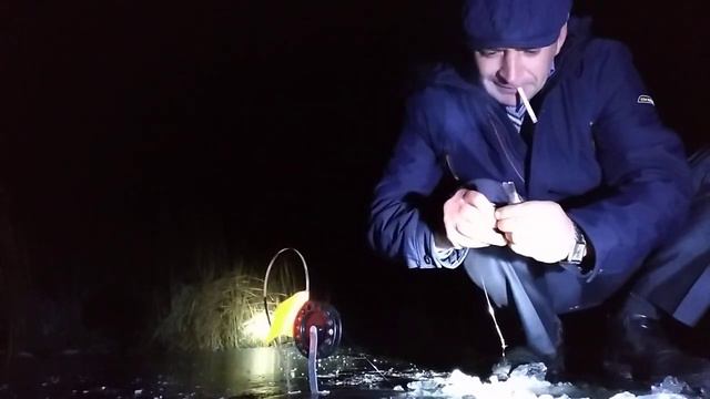 Ловля щуки на живцевые живец карась по перволедью. 2 подъёма вечер 19 ноября 2020. Река Алешня смотреть онлайн