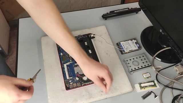 Полная разборка ноутбука Samsung N150 Plus Complete Disassembly Of The Samsung N150 Plus Laptop