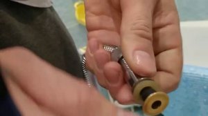 Снятие гайки со шланга смесителя, для ванны, и замена.