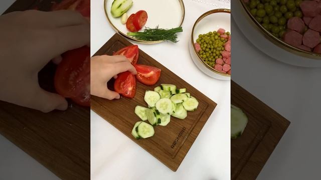 Новогодний салат с охотничьими колбасками,очень сытный и невероятный вкусный салат? смотреть онлайн