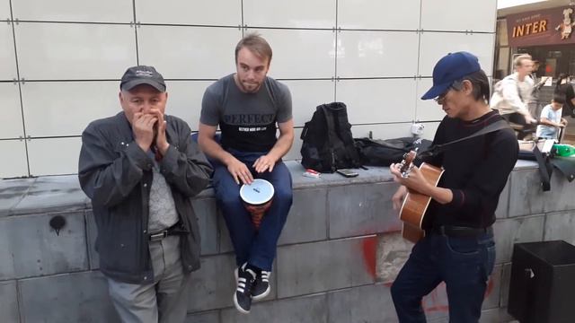 ДЖОННИ, ТЫ ЖЕ УСТАЛ слова и музыка Виктора Колодченко исполняют Уличные музыканты Караганды.22,07,2 смотреть онлайн