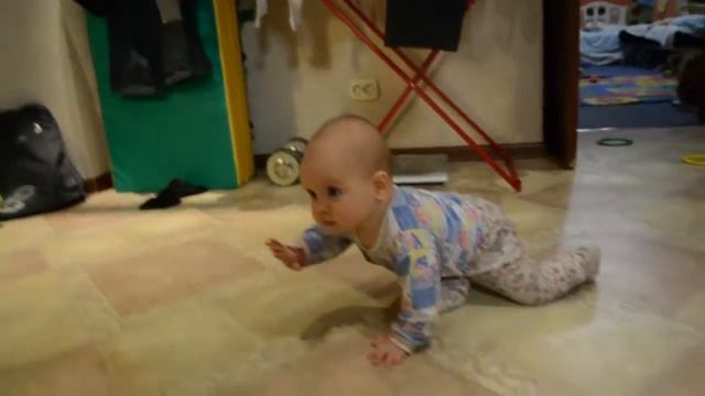 Настя хлопает в ладоши!