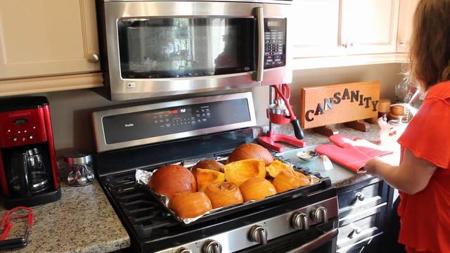 How to roast fresh pumpkins to make pumpkin puree to use in pumpkin pie and baking смотреть онлайн