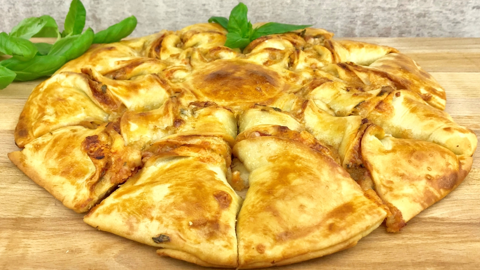 Пицца - пирог. Необычно, красиво и вкусно. Рецепт пирога .mp4 смотреть онлайн