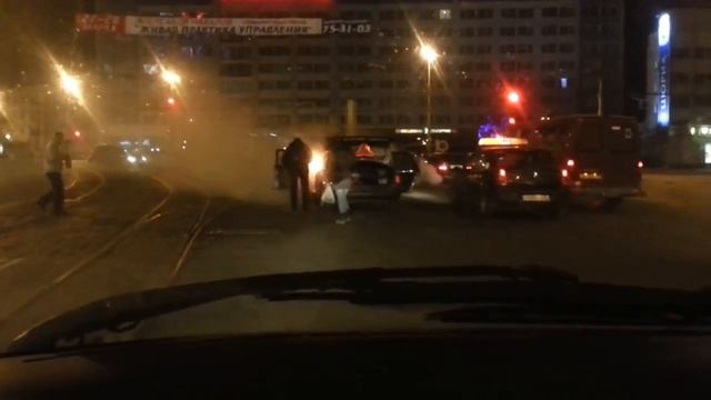 На Ленинском проспекте во время движения загорелся автомобиль