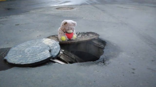 Медведь грустит над открытым люком смотреть онлайн