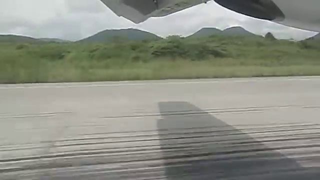Lao Airlines landing at Luang Prabang International Airport, Laos PDR. смотреть онлайн