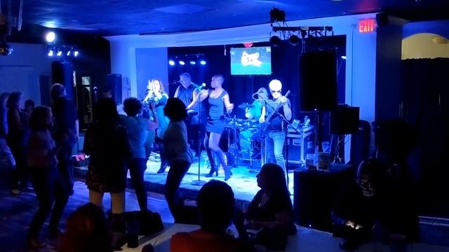 TC & Sass Rocks! смотреть онлайн