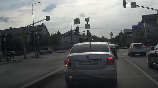 Ford Е840УВ196 Volvo Р411ЕА196 поворот налево с правого ряда смотреть онлайн