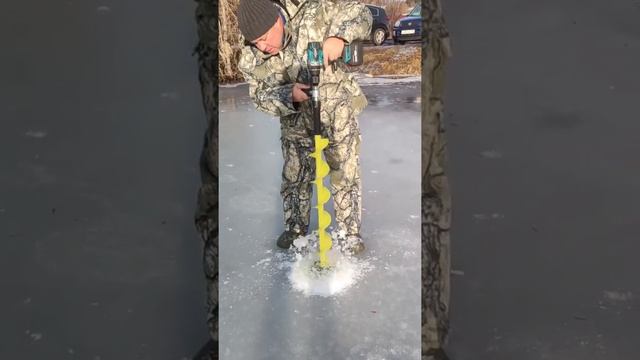 Бурение льда разными шнеками с помощью китайского шуруповерта смотреть онлайн