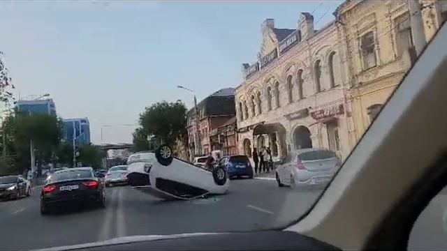 В Астрахани на Адмиралтейской улице перевернулся автомобиль смотреть онлайн