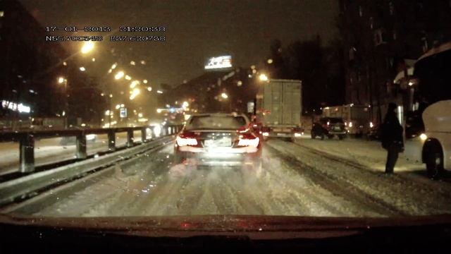 Грузовик буксует в горку (Москва, Тульская) смотреть онлайн