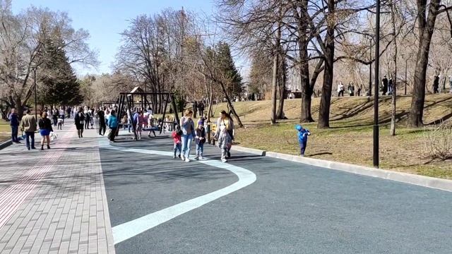 Прохожие начали танцевать на улице. смотреть онлайн