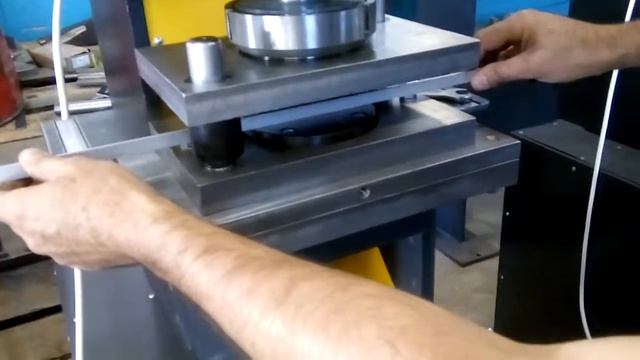 Одновременная пробивка нескольких отверстий в уголке из алюминия на вертикальном прессе смотреть онлайн