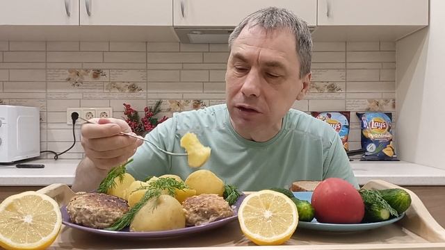 МУКБАНГ/ КОТЛЕТЫ ДОМАШНИЕ С МОЛОДЫМ КАРТОФЕЛЕМ / ОВОЩИ С РЫНКА смотреть онлайн