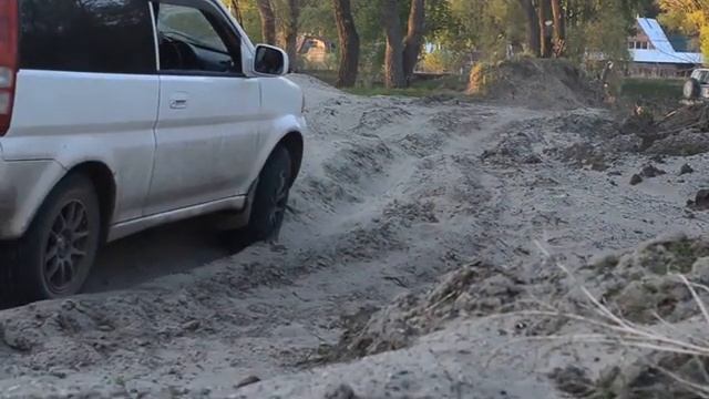 Nissan Rasheen и Honda HR-V 1998 песочек преодолевают смотреть онлайн