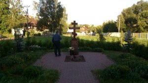 Протоиерей Владимир Агриков у могилы архимандрита Тихона