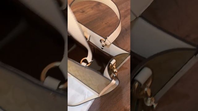 Сумка женская Coach бежевая смотреть онлайн