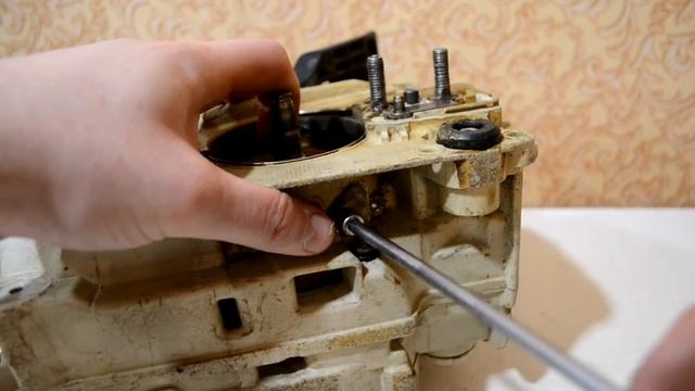 Не поступает масло на цепь бензопилы STIHL MS 250 | Как снять масляный насос? смотреть онлайн