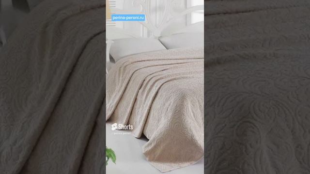 Махровые простыни — практичный предмет. Можно использовать как легкое летнее одеяло или покрывало. смотреть онлайн