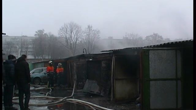 Масштабный пожар в гаражном кооперативе на Салтовке смотреть онлайн